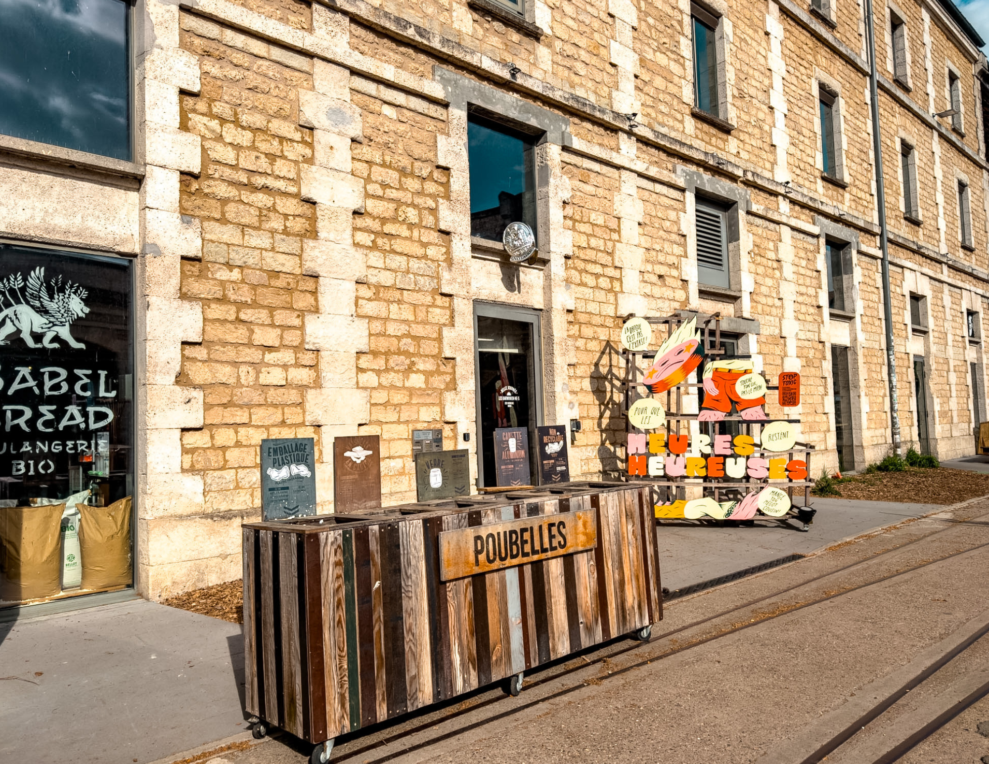 Bordeaux Travel Guide (4).png